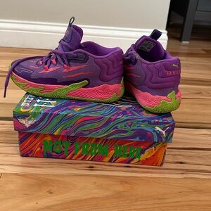 Kids size 2 MELO shoes